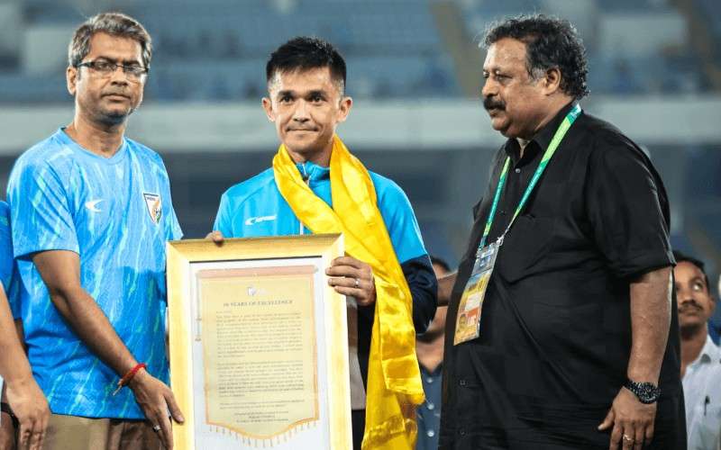 Sunil-Chhetri-Recieving-Award